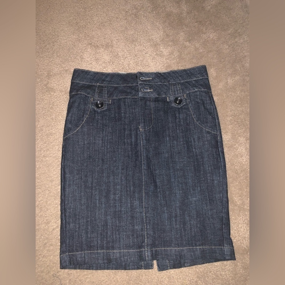Women’s dark denim skirt. Size small